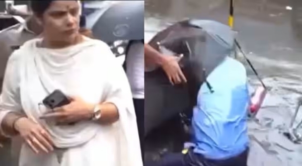 mumbai rain bmc officer fall into manhole mayor ritu tawde praising infront