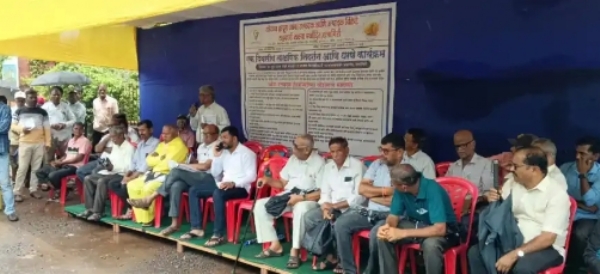 आंबा बागायतदारांची निदर्शने
