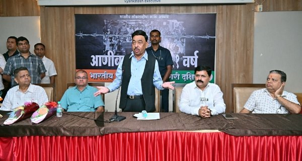 आणीबाणीविरोधी निदर्शकांच्या सन्मान समारंभात बोलताना खासदार नारायण राणे