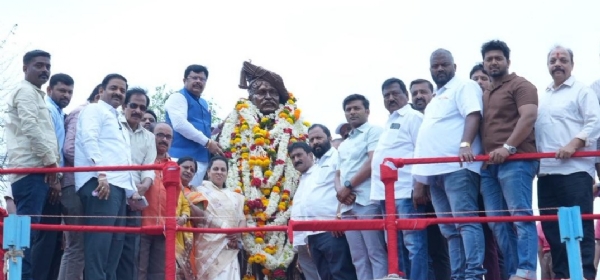 आ. राजेश क्षीरसागर  शिवसैनिकांसह राजर्षी छ. शाहू महाराजांना अभिवादन करताना