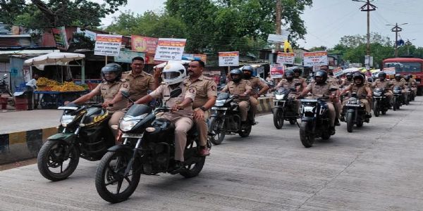 ऑपरेशन कवच - चांदूर बाजारात जनजागृती पोलिसांची भव्य बाइक रॅली