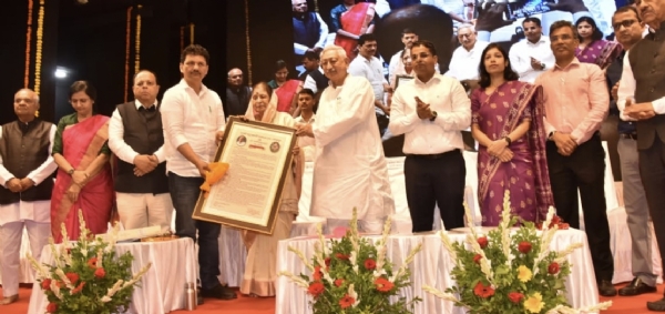 डॉ. जयसिंगराव पवार यांचा ‘राजर्षी शाहू पुरस्कार त्यांच्या पत्नी वसुधा पवार यांनी स्वीकारला