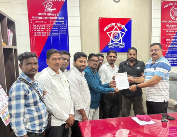 Karjat Press Association takes to the streets to uphold the dignity of journalists; submits memorandum to the police.