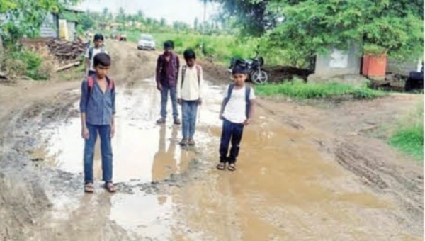चिखलात रस्ता