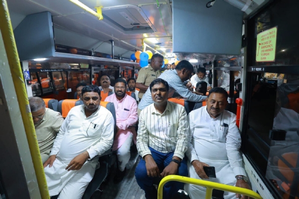 नवीन ५ बस