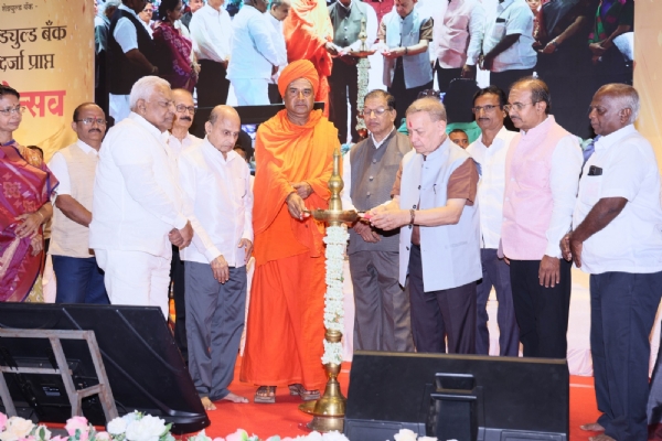 वीरशैव बँकेतच्या कार्यक्रमात गुरुसिद्धेश्वर महास्वामी, अध्यक्ष सतीश घाळी  प्रकाश पाटील आदी