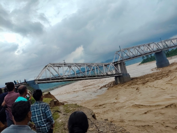आसाममध्ये पुरामुळे हाहाकार