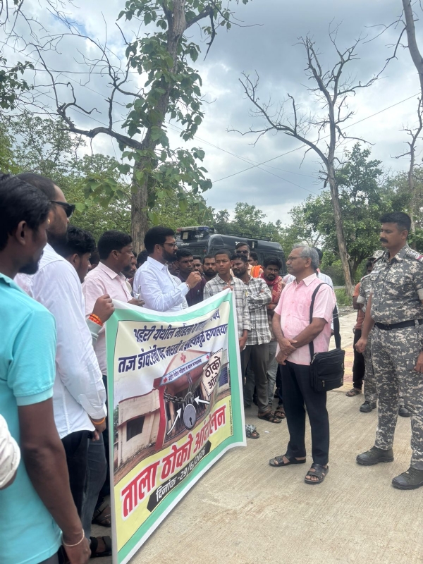 रुग्णालयाच्या समस्या विरुद्ध आंदोलन करताना