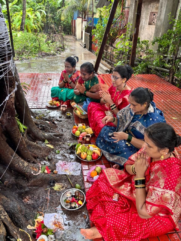 Prayers for enduring marital bliss offered in the presence of the banyan tree; Vat Purnima celebrated with devotion in Raigad district.