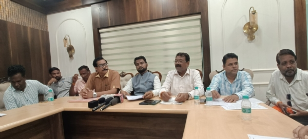 पत्रकार परिषदेत बोलताना शिवसेना उबाठाचे जिल्हाप्रमुख गेडाम