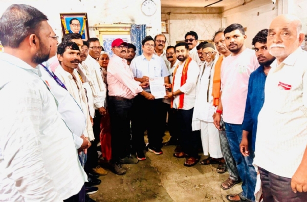 स्मार्ट मीटर सक्ती विरोधात शिवसेनेची महावितरण कार्यालयावर धडक