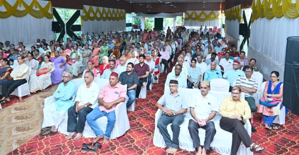कीर्तनाला जमलेले कीर्तनप्रेमी