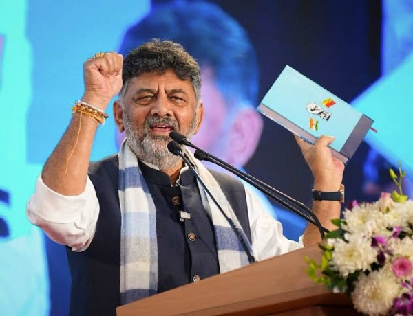 डी. के. शिवकुमार कर्नाटकचे नवे मुख्यमंत्री; संविधान हातात घेऊन घेतली शपथ डी. के. शिवकुमार कर्नाटकचे नवे मुख्यमंत्री; संविधान हातात घेऊन घेतली शपथ
