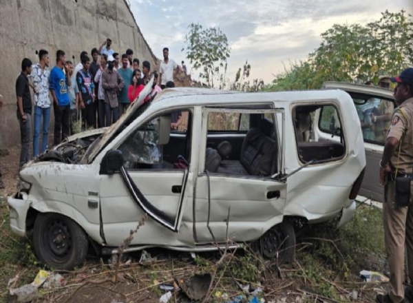पुलावरून कार ओढ्यात कोसळली पुलावरून कार ओढ्यात कोसळली