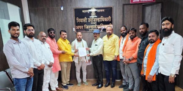 मोटेगावकरांचे RCC क्लासेस तात्काळ बंद करण्याच्या मागणीसाठी जिल्हाधिकाऱ्यांना निवेदन