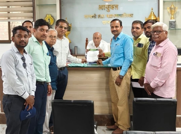 ‘आपली परभणी, स्वच्छ परभणी’ फाउंडेशनचे आयुक्तांना निवेदन : तुंबलेल्या नाल्या, सिंगल युज प्लास्टिक, ई-वेस्ट व कचरा व्यवस्थापनाबाबत सविस्तर चर्चा ‘आपली परभणी, स्वच्छ परभणी’ फाउंडेशनचे आयुक्तांना निवेदन : तुंबलेल्या नाल्या, सिंगल युज प्लास्टिक, ई-वेस्ट व कचरा व्यवस्थापनाबाबत सविस्तर चर्चा
