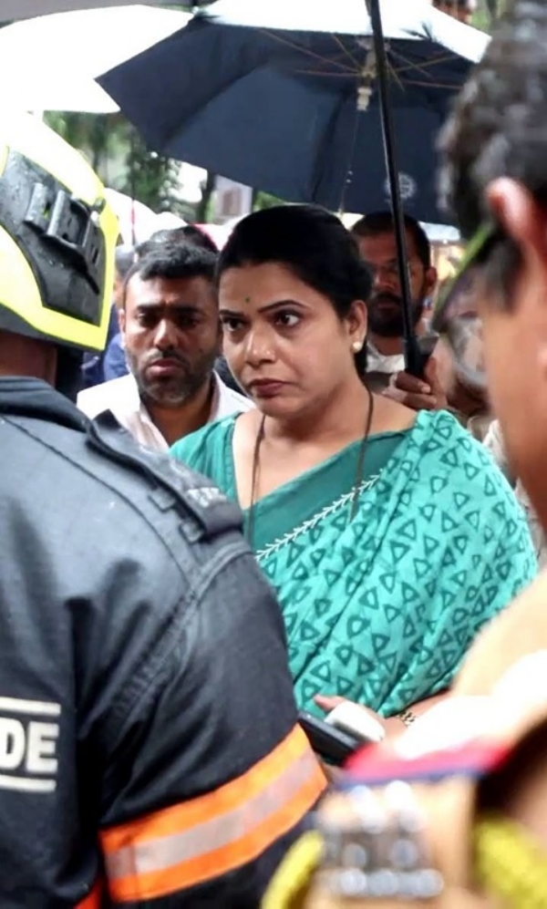 Chembur Peepal Tree Falls Mayor Visits Site