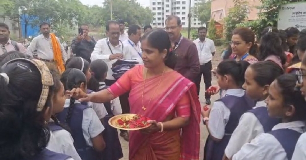 शाळेचा पहिला दिवस, कुठे गुलाबपुष्प तर तर कुठे ढोल पथक वाजवून विद्यार्थ्यांचे स्वागत