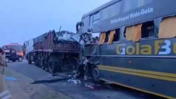 यमुना एक्सप्रेसवेवर ट्रेलरवर व्होल्वो बस आदळून अपघात;  चार जणांचा मृत्यू, अनेक जखमी