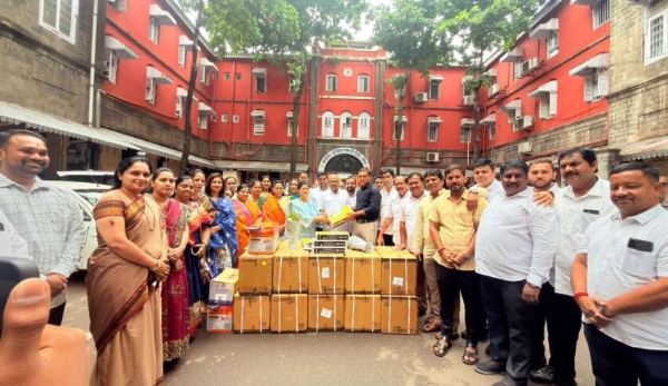 महापौर रुपाराणी निकम व इतर एलईडी पथदिवे देताना