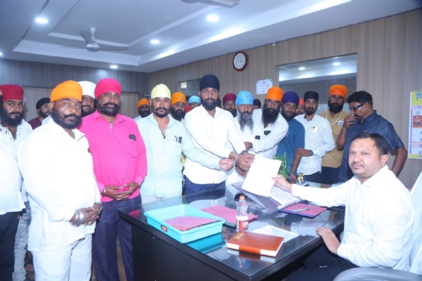दशमेश पिता गुरुगोबिंदसिंहजी सेवाभावी संस्थेचे मुख्यमंत्र्यांना साकडे; तख्त सचखंड श्री हजूर साहिब गुरुद्वारा अधिनियम 1956 कायदा कायम ठेवण्याची मागणी दशमेश पिता गुरुगोबिंदसिंहजी सेवाभावी संस्थेचे मुख्यमंत्र्यांना साकडे; तख्त सचखंड श्री हजूर साहिब गुरुद्वारा अधिनियम 1956 कायदा कायम ठेवण्याची मागणी
