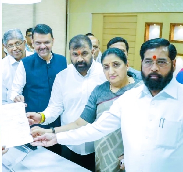 उमेदवारी अर्ज दाखल करताना सचिन अहिर, सोबत, मुख्यमंत्री, उपमुख्यमंत्रीद्वय आणि चंद्रकांत पाटील