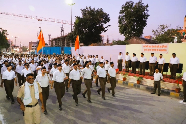 संघ स्वयंसेवक नागपुरात पथसंचलन करताना
