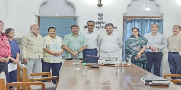प्रशांत दामले यांची सोलापूर महापालिकेला भेट; आधुनिक नाट्यगृहाच्या आराखड्यावर चर्चा