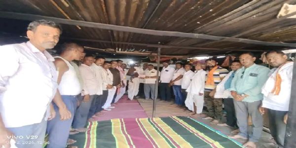 पांचाळ यांच्या कुटुंबाला ३१७०० रुपयांची मदत, वसंत सुगावे पाटील मित्रमंडळाचा पुढाकार