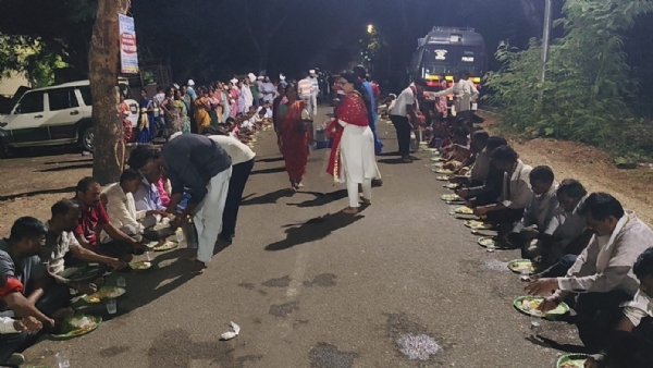जिल्हाधिकारी कार्यालयासमोर शेतकऱ्याचे जेवण