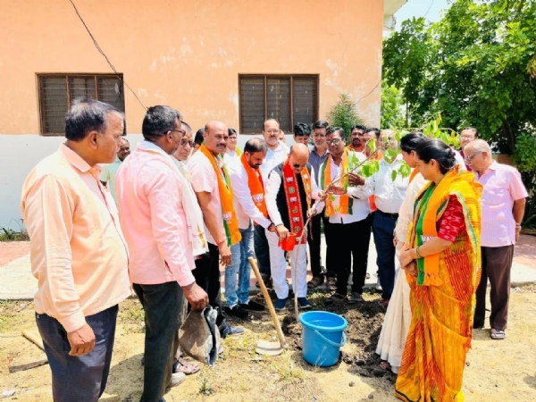 मोदी सरकारच्या १२ वर्षांनिमित्त स्वच्छता अभियान व वृक्षारोपण ‘एक पेड माँ के नाम’ उपक्रमाला उत्स्फूर्त प्रतिसाद