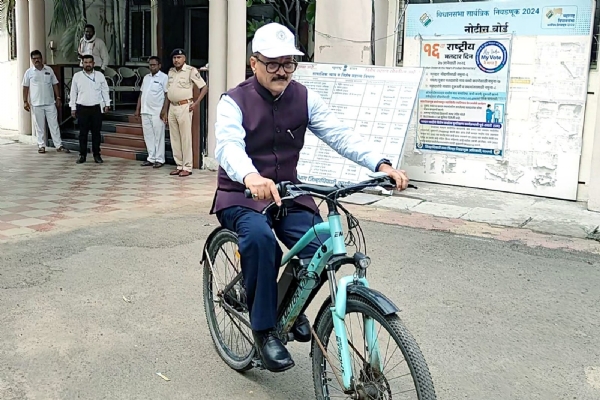 जिल्हाधिकारी सायकलवरून आले  कार्यालयात :  दिला पर्यावरण संवर्धन व इंधन बचतीचा संदेश