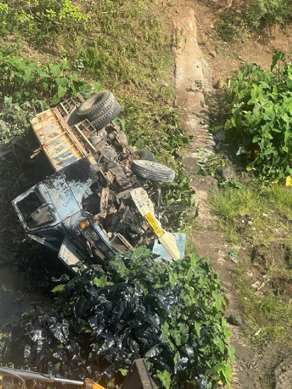 पेडी नदी पुलावर भीषण अपघात; विटांनी भरलेला ट्रक पुलाखाली कोसळला, एक जागीच ठार, दोन गंभीर जखमी