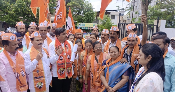 उप प्रादेशिक परिवहन अधिकारी कार्यालयासमोर शिवसेनेची निदर्शने