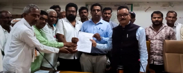 चुडावा येथे प्रस्तावित रेल्वे कारखाना रद्द करा -ग्रामस्थ, शेतक-यांचे जिल्हाधिका-यांना निवेदन चुडावा येथे प्रस्तावित रेल्वे कारखाना रद्द करा -ग्रामस्थ, शेतक-यांचे जिल्हाधिका-यांना निवेदन