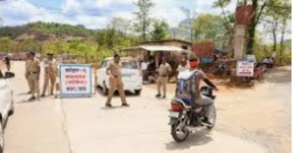 ### **वाहतूक नियमभंग करणाऱ्यांवर पोलिसांचा दंडुका; एका दिवसात ३६६ जणांवर कारवाई**  **रायगड :** वाहतूक नियमांचे उल्लंघन करणाऱ्यांविरोधात रायगड जिल्हा पोलिसांच्या वाहतूक शाखेने विशेष मोहीम राबवत मोठी कारवाई केली आहे. दिनांक ७ जून २०२६ रोजी जिल्ह्यातील २८ पोलीस ठाण्यांच्या हद्दीत वाहतूक शाखेचे अधिकारी व कर्मचाऱ्यांनी संयुक्तपणे तपासणी मोहीम राबवून नियमभंग करणाऱ्या वाहनचालकांवर कारवाई केली.  या मोहिमेदरम्यान वाहतुकीचे विविध नियम मोडणाऱ्या **एकूण ३६६ वाहनचालकांवर कायदेशीर कारवाई** करण्यात आली. तसेच संबंधितांकडून **३ लाख ५९ हजार ७०० रुपयांचा दंड** वसूल करण्यात आला आहे.  विनाहेल्मेट वाहन चालविणे, सीटबेल्टचा वापर न करणे, सिग्नलचे उल्लंघन, चुकीच्या पद्धतीने वाहन चालविणे तसेच इतर वाहतूक नियमांचा भंग करणाऱ्या वाहनचालकांवर ही कारवाई करण्यात आल्याची माहिती पोलिसांनी दिली.  वाहतूक नियमांचे पालन केल्यास अपघातांचे प्रमाण कमी होण्यास मदत होते. त्यामुळे नागरिकांनी स्वतःच्या आणि इतरांच्या सुरक्षेच्या दृष्टीने वाहतूक नियमांचे काटेकोर पालन करावे, असे आवाहन वाहतूक शाखेकडून करण्यात आले आहे.  ### **हेडिंग पर्याय :**  * **वाहतूक नियम मोडणाऱ्यांवर पोलिसांचा दणका; ३६६ जणांकडून ३.५९ लाखांचा दंड** * **एका दिवसात ३६६ वाहनचालकांवर कारवाई; वाहतूक शाखेची विशेष मोहीम** * **रस्त्यावरील बेफिकिरी महागात; नियमभंग करणाऱ्यांना ३.५९ लाखांचा फटका** * **वाहतूक पोलिसांचा धडक अॅक्शन मोड; जिल्हाभरात ३६६ जणांवर कारवाई**