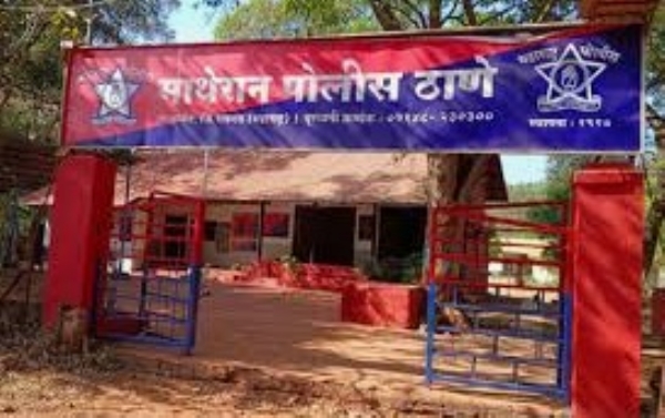 ### **घोडा शर्यतीच्या पैशावरून माथेरानमध्ये थरार; घरासमोर धिंगाणा, ‘कोयत्याने छाटून टाकू’ची धमकी**  **माथेरान :** घोडा शर्यतीतील पैशाच्या व्यवहारातून सुरू झालेला वाद थेट मारहाण, घरासमोर धिंगाणा आणि जीवे मारण्याच्या धमकीपर्यंत पोहोचल्याची धक्कादायक घटना माथेरानमध्ये उघडकीस आली आहे. या प्रकरणी माथेरान पोलिसांनी सात जणांविरुद्ध गुन्हा दाखल केला असून परिसरात एकच खळबळ उडाली आहे.  पोलिसांनी दिलेल्या माहितीनुसार, ६ जून रोजी रात्री सुमारे ८ वाजण्याच्या सुमारास फिर्यादी हे आपल्या मित्रासोबत माथेरान येथील दिवाडकर हॉटेलमध्ये बसले होते. त्यावेळी आरोपी क्रमांक १ याने फिर्यादीकडे घोडा शर्यतीसाठी दिलेल्या पैशांपैकी १३ हजार ५५० रुपये बाकी असल्याचे सांगून तत्काळ पैशांची मागणी केली. फिर्यादीने पैसे नंतर देण्याचे सांगताच आरोपी संतापला आणि त्याने फिर्यादीच्या कानशिलात लगावल्याचा आरोप आहे.  यावेळी इतर आरोपीही आक्रमक झाल्याने फिर्यादी तेथून निघून आपल्या घरी गेले. मात्र त्यानंतर आरोपींनी आणखी काही साथीदारांना सोबत घेत थेट फिर्यादीच्या घरासमोर धडक दिली. मोठमोठ्याने आरडाओरडा करत परिसरात दहशतीचे वातावरण निर्माण करण्यात आले. नाक्यावर येऊन माफी माग, नाहीतर कोयत्याने छाटून ठार करू, अशी धमकी देत शिवीगाळ करण्यात आल्याचे तक्रारीत नमूद करण्यात आले आहे.  इतकेच नव्हे तर आरोपींनी फिर्यादीच्या घराचे किरकोळ नुकसान केल्याचाही आरोप करण्यात आला आहे. रात्री उशिरापर्यंत सुरू असलेल्या या गोंधळामुळे परिसरातील नागरिकांमध्ये भीतीचे वातावरण निर्माण झाले होते.  या प्रकरणी माथेरान पोलीस ठाण्यात गुन्हा रजिस्टर क्रमांक १४/२०२६ अन्वये विविध कलमांखाली गुन्हा दाखल करण्यात आला असून पुढील तपास पोलीस हवालदार सूर्यवंशी करीत आहेत. या घटनेमुळे माथेरानमध्ये चर्चांना उधाण आले असून पोलिसांच्या पुढील कारवाईकडे सर्वांचे लक्ष लागले आहे.