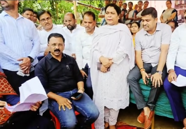 Fast unto death in Kushivali for salary hike; Tehsildar Dhananjay Jadhav met