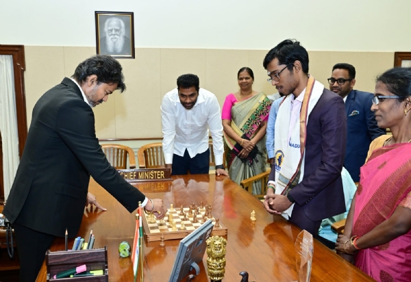 तमिळनाडूचे मुख्यमंत्री विजय यांच्या हस्ते बुद्धिबळपटू प्रज्ञानंदचा सन्मान