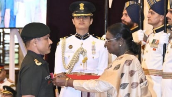 हिमाचलच्या पाच वीरांना राष्ट्रपतींकडून वीर चक्र आणि शौर्य चक्र प्रदान हिमाचलच्या पाच वीरांना राष्ट्रपतींकडून वीर चक्र आणि शौर्य चक्र प्रदान