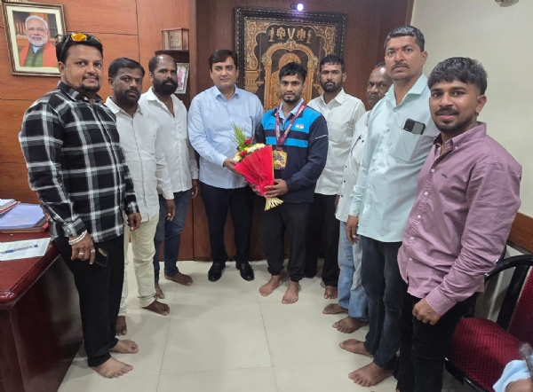 पै. अक्षय ढेरेचा खा. महाडिक यांच्याकडून सन्मान पै. अक्षय ढेरेचा खा. महाडिक यांच्याकडून सन्मान