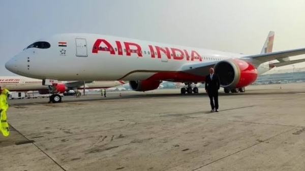 राजकोटहुन दिल्लीकडे जाणाऱ्या एअर इंडियाच्या विमानाला     पक्षी धडकल्याने विमानाचे आपत्कालीन लँडिंग