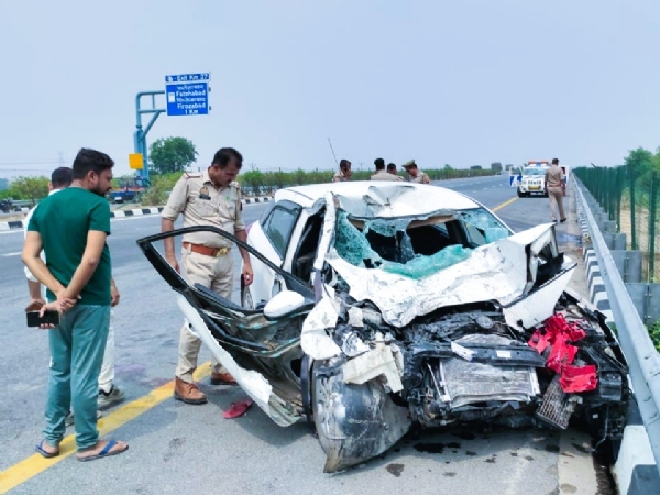 यूपीच्या उन्नाव येथील अपघातग्रस्त कारचे छायाचित्र यूपीच्या उन्नाव येथील अपघातग्रस्त कारचे छायाचित्र