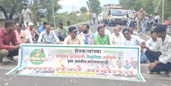 आसेगाव पूर्णा टी-पॉईंटवर शेतकऱ्यांचा रास्ता रोको; कर्जमाफीसह विविध मागण्यांसाठी आंदोलन आसेगाव पूर्णा टी-पॉईंटवर शेतकऱ्यांचा रास्ता रोको; कर्जमाफीसह विविध मागण्यांसाठी आंदोलन