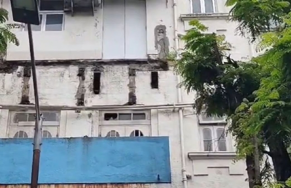 Mumbai Walkeshwar balcony collapsed One person died Mumbai Walkeshwar balcony collapsed One person died