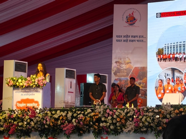 कार्यक्रमात बोलताना अमृता फडणवीस कार्यक्रमात बोलताना अमृता फडणवीस