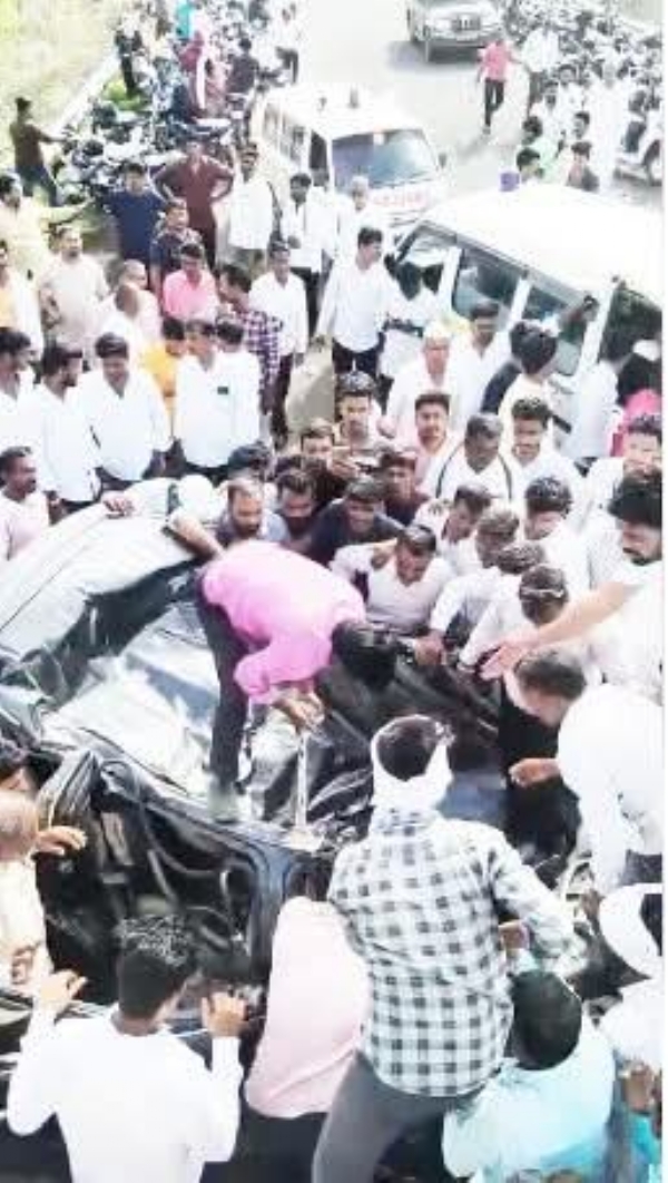 कोल्हा येथील रेल्वे उड्डाणपुलावर कार आणि आयशरच्या जोरदार धडकेत दोघांचा जागीच मृत्यू कोल्हा येथील रेल्वे उड्डाणपुलावर कार आणि आयशरच्या जोरदार धडकेत दोघांचा जागीच मृत्यू