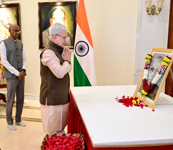 माजी मुख्यमंत्री वसंतराव नाईक यांना राज्यपालांचे अभिवादन माजी मुख्यमंत्री वसंतराव नाईक यांना राज्यपालांचे अभिवादन