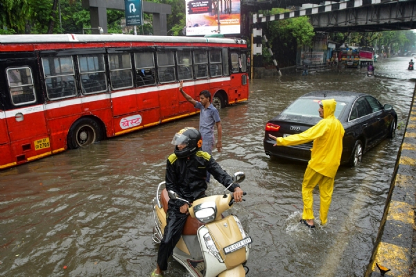Mumbai heavy Rain Local Train Services Disrupted Mumbai heavy Rain Local Train Services Disrupted