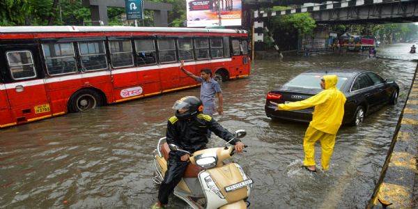 मुंबईत मुसळधार पावसाचा कहर; काही काळ वाहतूक ठप्प तर लोकल सेवा विस्कळीत